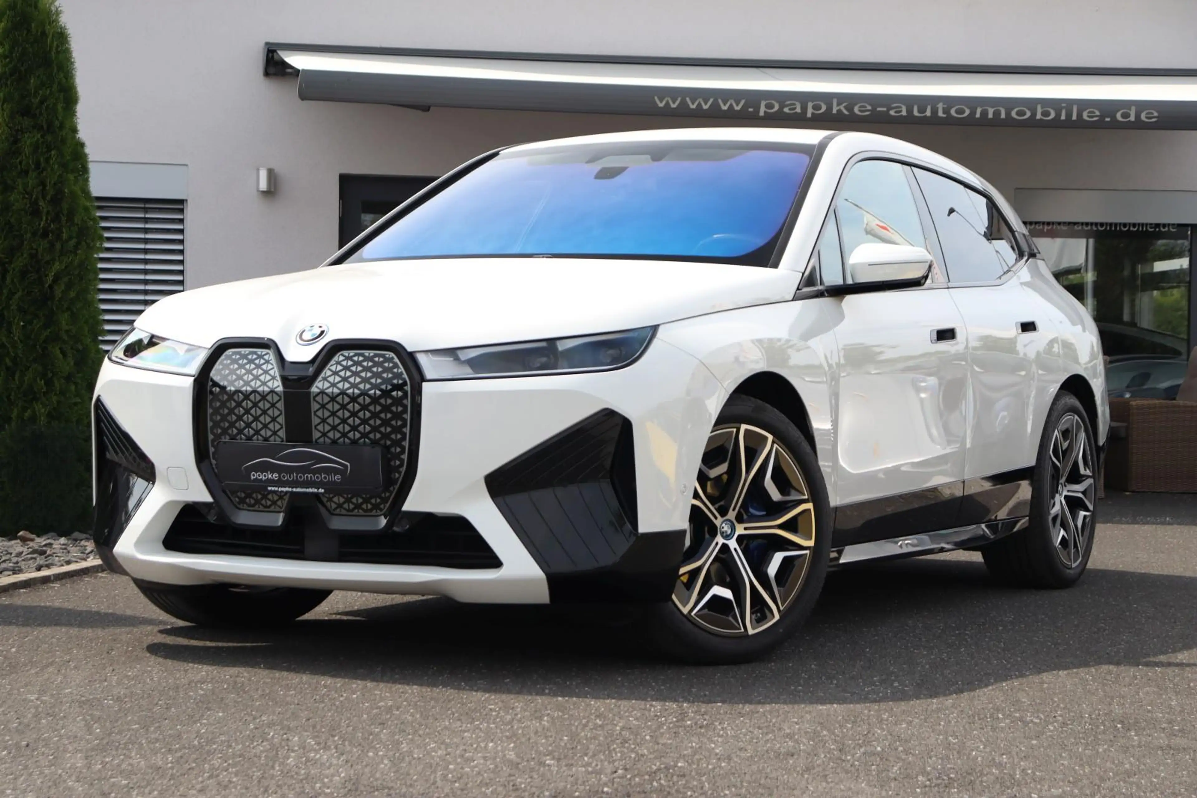 BMW iX 40 xDrive Sportpaket +AHK+HEAD-UP+ASSIST+22"+ — photo 2