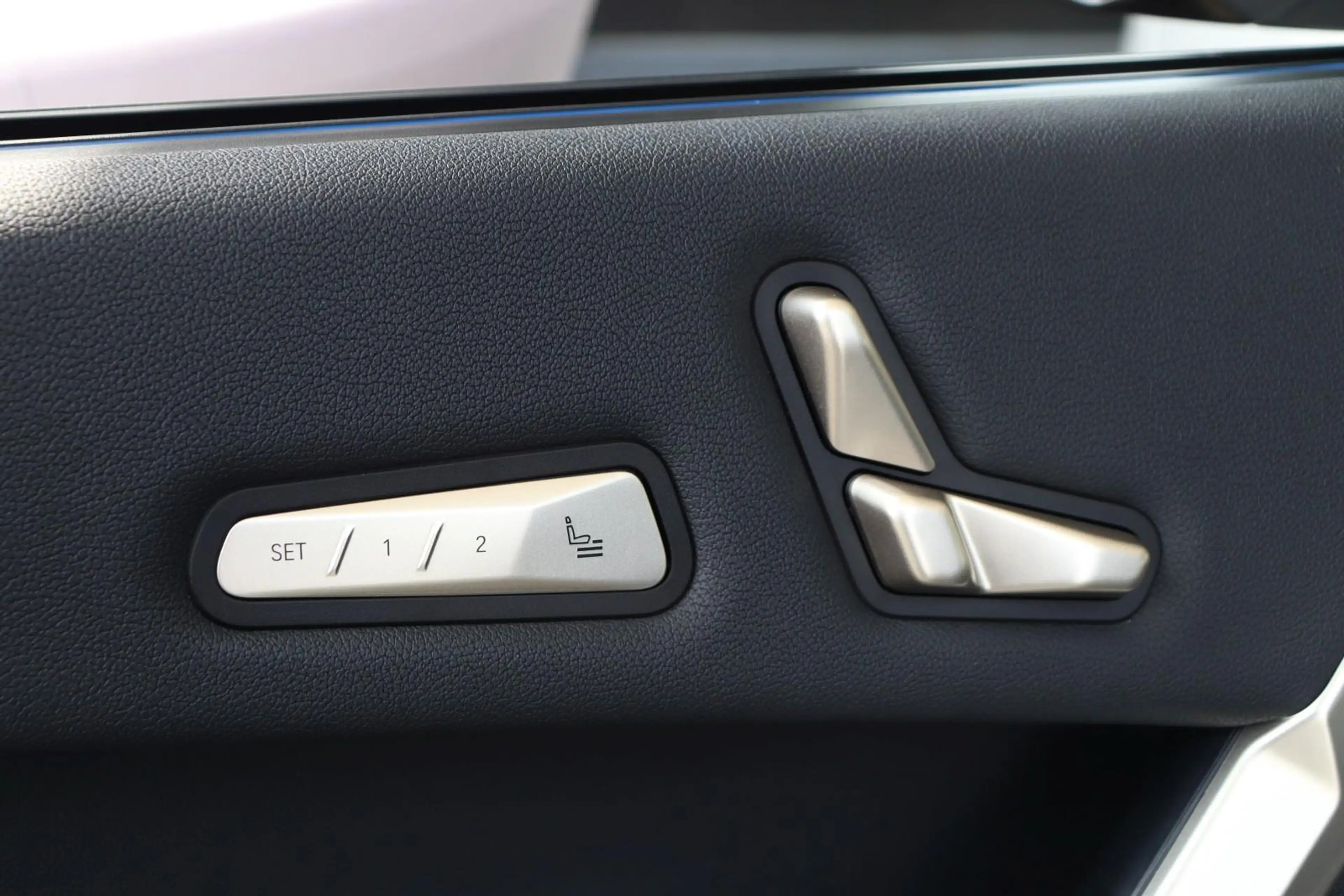 BMW iX 40 xDrive Sportpaket +AHK+HEAD-UP+ASSIST+22"+ — photo 15