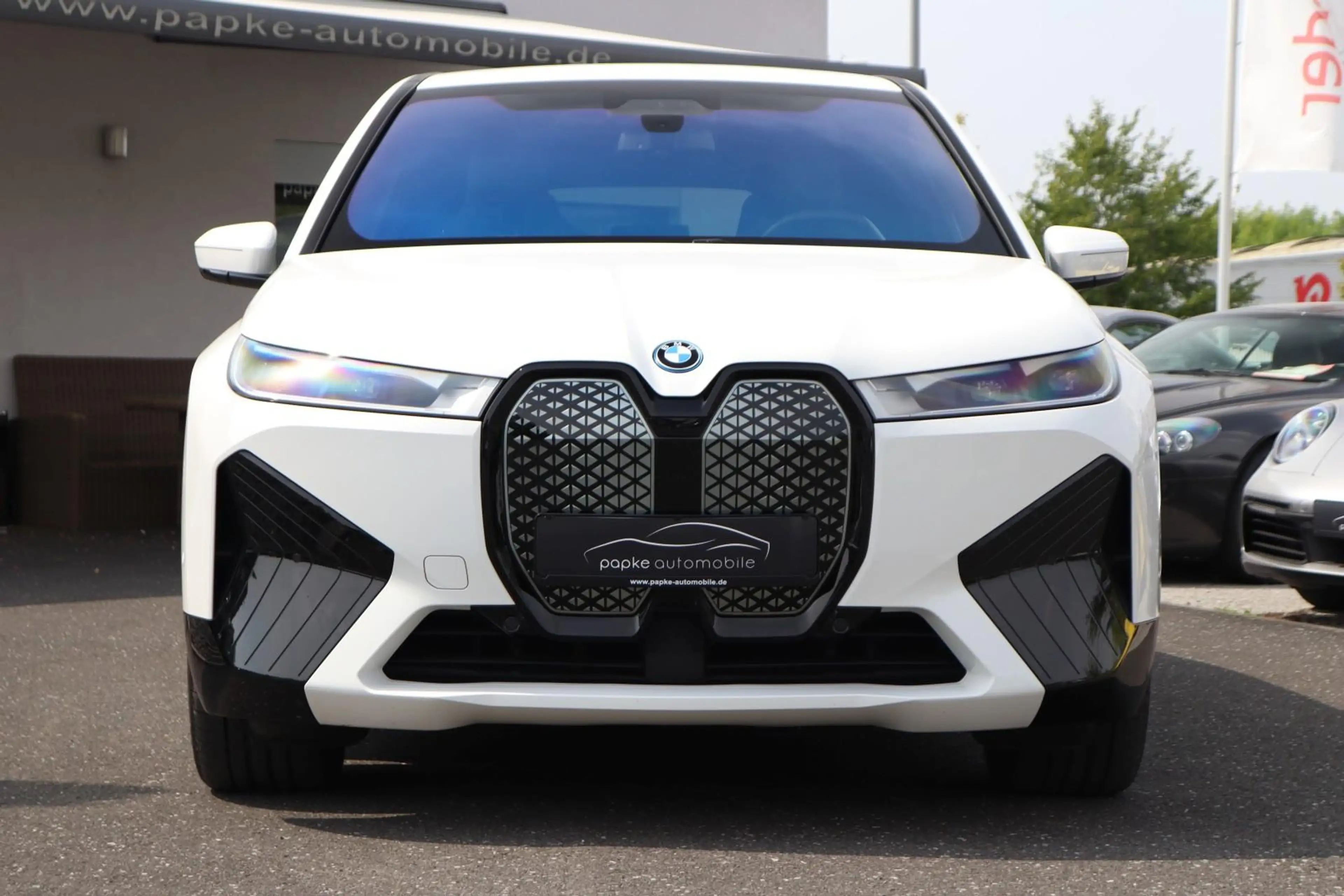 BMW iX 40 xDrive Sportpaket +AHK+HEAD-UP+ASSIST+22"+ — photo 4