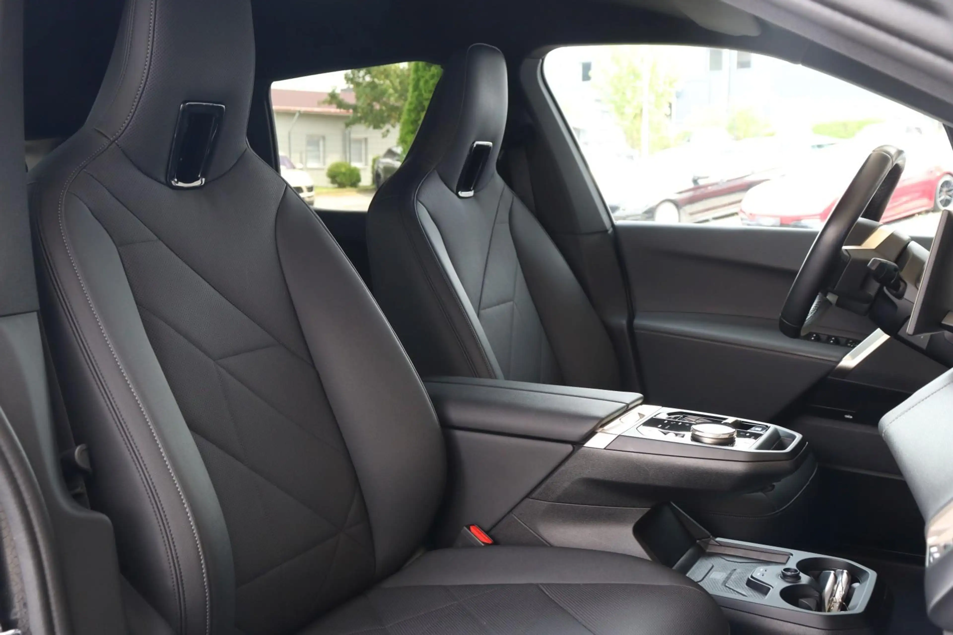 BMW iX 40 xDrive Sportpaket +AHK+HEAD-UP+ASSIST+22"+ — photo 14