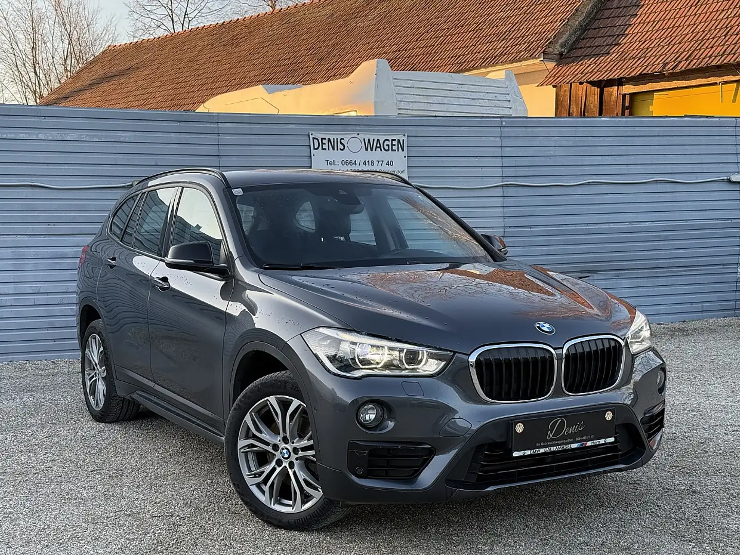 BMW X1 xDrive18d Sport Line Grau - 2