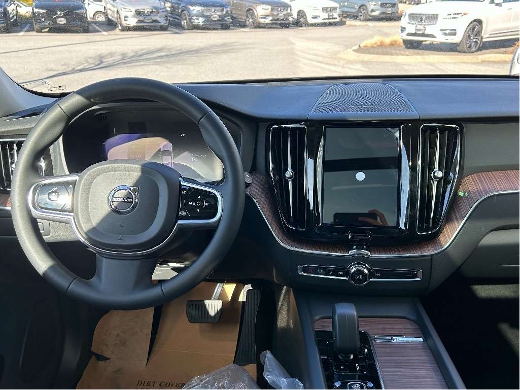 2024 Volvo XC60 T8 eAWD PHEV Plus Dark Theme thumb 7