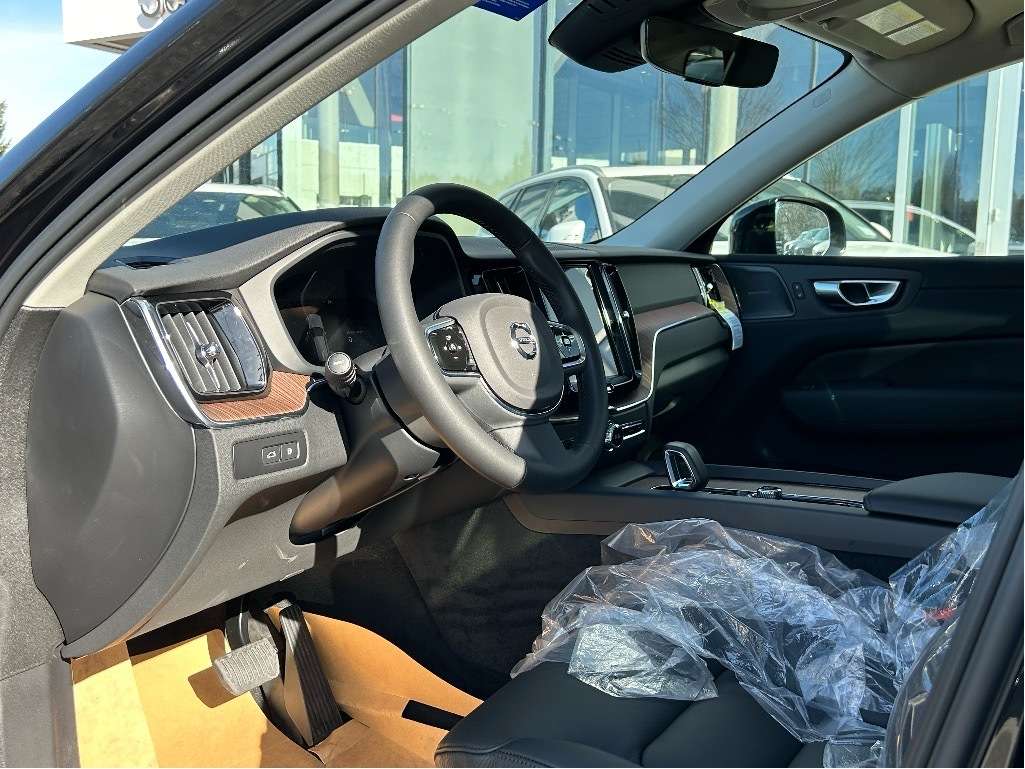 2024 Volvo XC60 T8 eAWD PHEV Plus Dark Theme thumb 6
