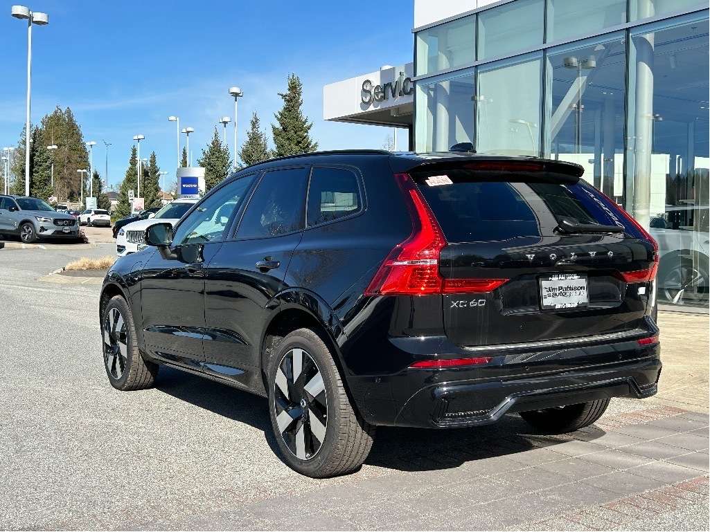2024 Volvo XC60 T8 eAWD PHEV Plus Dark Theme alt 4