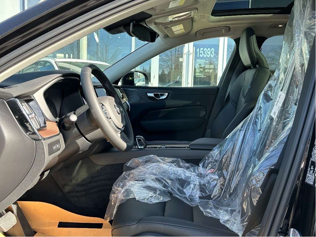 2024 Volvo XC60 T8 eAWD PHEV Plus Dark Theme alt 5