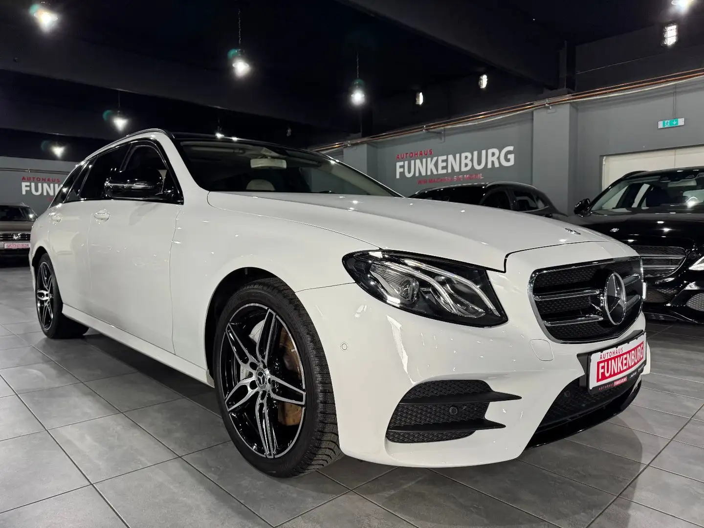 Mercedes-Benz E 400 d 4M AMG PANO/WIDE/AUT/LED/NAVI/AHK/KAMERA Bianco - 1