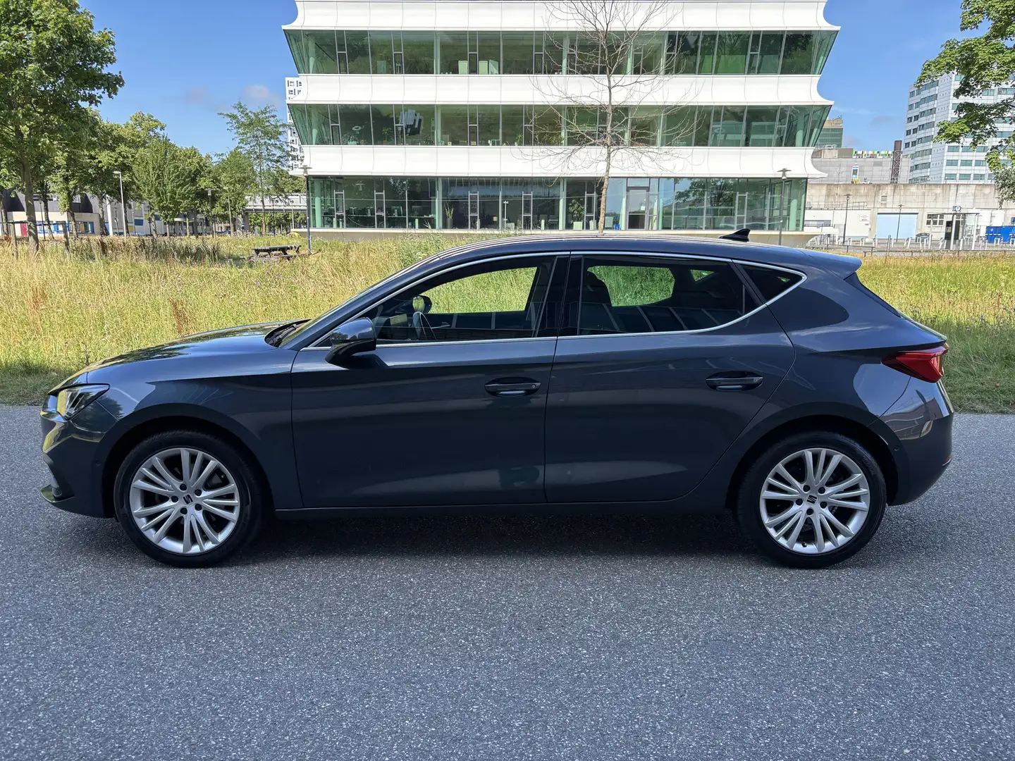 SEAT Leon 1.0 TSI 5DR BJ2020 NAVI AIRCO CAMERA NAP 183DKM Grijs - 2