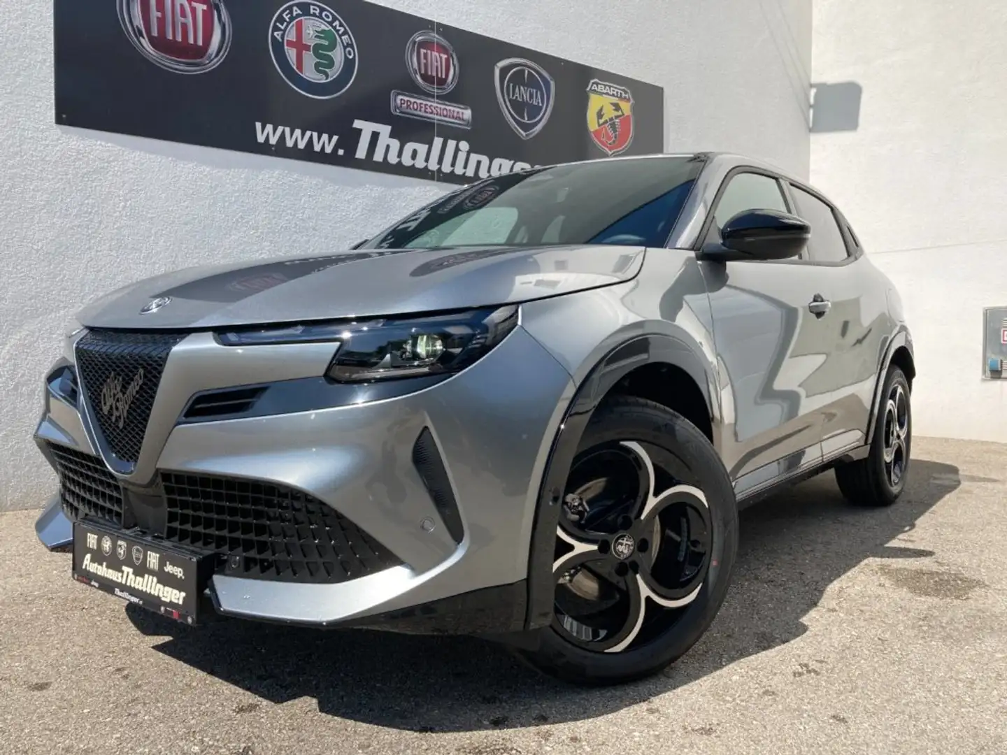 Alfa Romeo Junior Ibrida Q4 1.2 145PS Hybrid Edct6 T Grau - 2