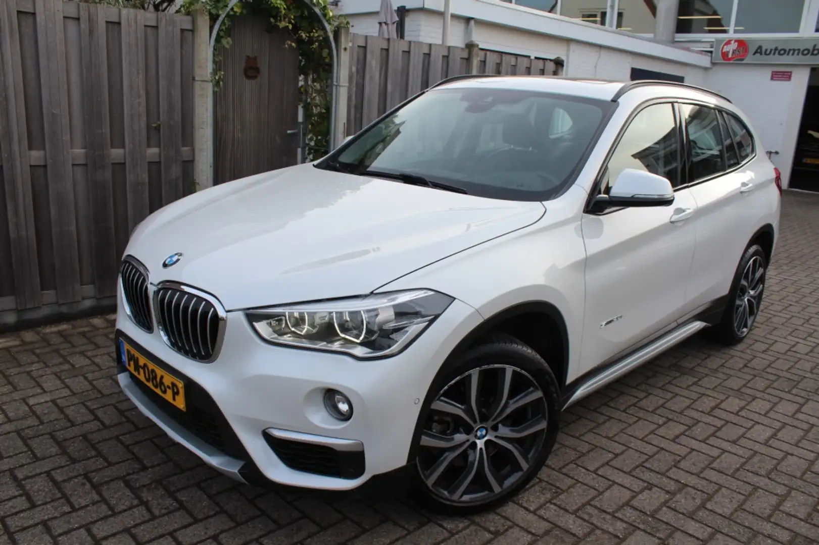 BMW X1 sDrive20i 260pk High Executive Pano Bianco - 2