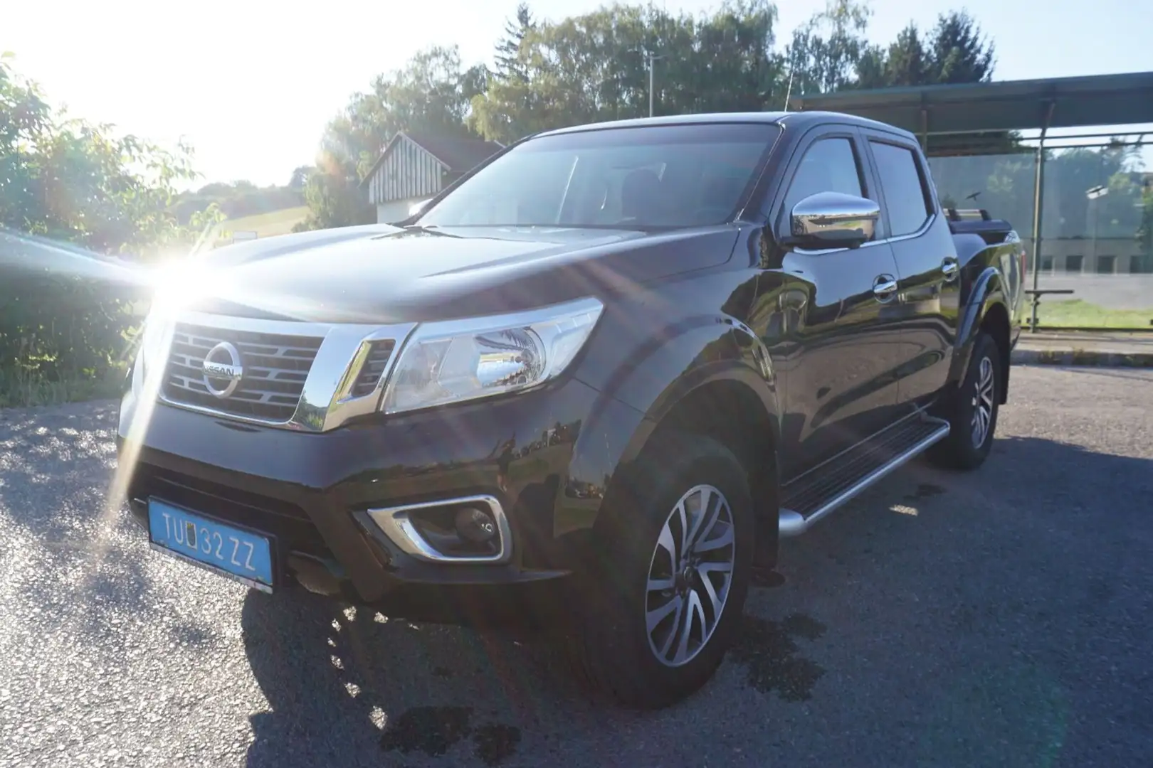 Nissan Navara NP300 4x4 2.3 dCi N-Connecta Double Cab Schwarz - 2