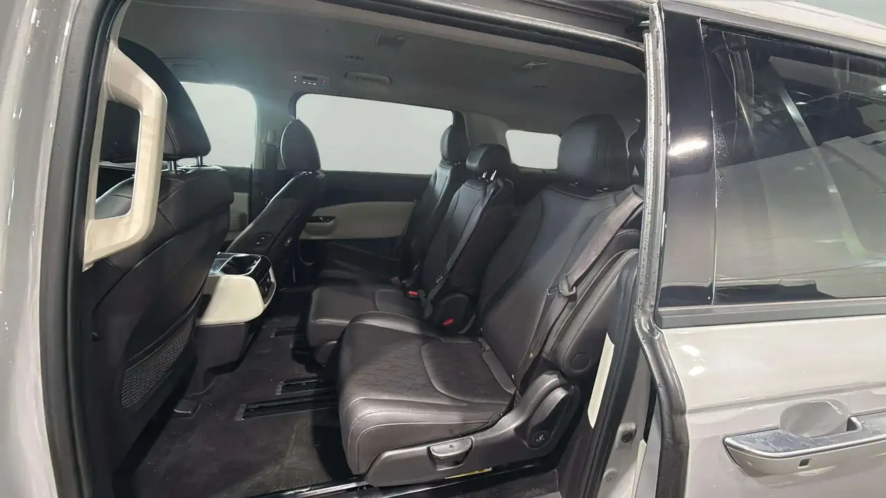 Kia Carnival снимка Kia Carnival