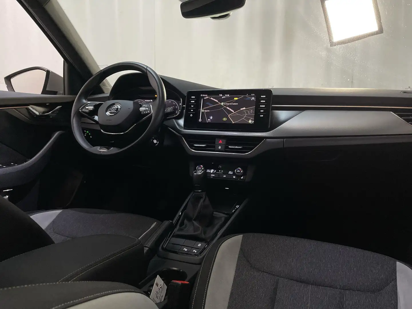 Skoda Kamiq 1.0 TSI 110pk Business Edition Panoramadak Virtual Grijs - 2