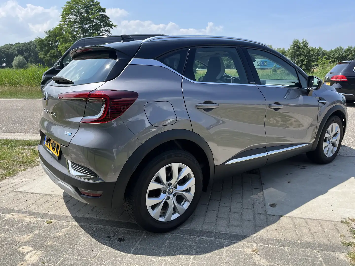 Renault Captur 1.6 E-Tech Plug-in Hybrid 160 Intens / Apple Carpl Grijs - 2