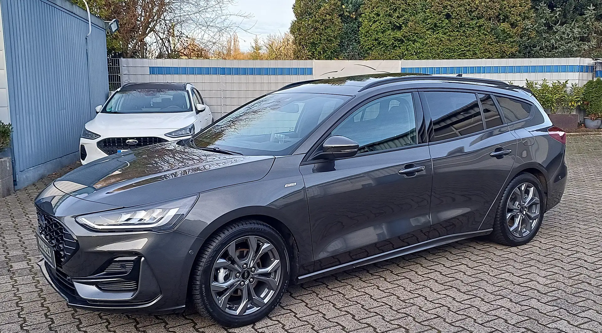 Ford Focus ST Line X-8Gang-Leder-Navi-Kamera-Panorama-AHK Grau - 1