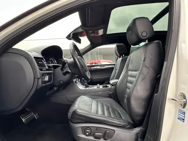 Volkswagen Touareg view 11