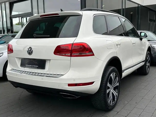 Volkswagen Touareg view 4