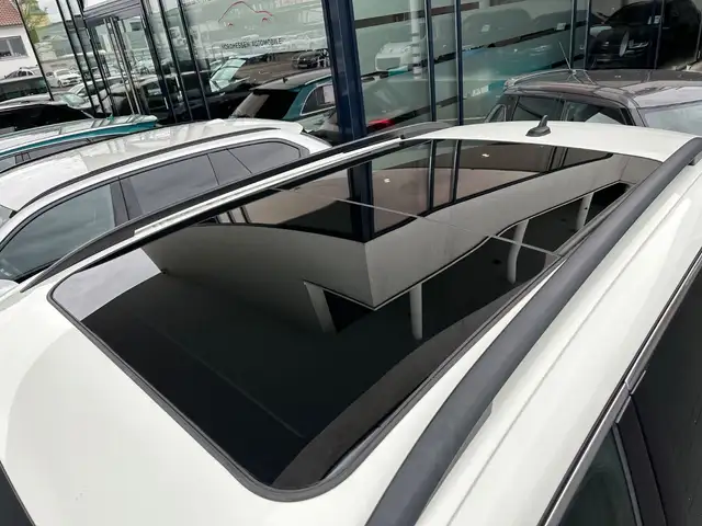 Volkswagen Touareg view 10