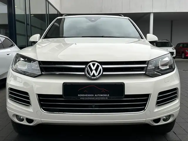 Volkswagen Touareg view 5