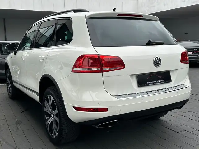 Volkswagen Touareg view 3