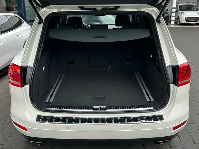 Volkswagen Touareg view 8