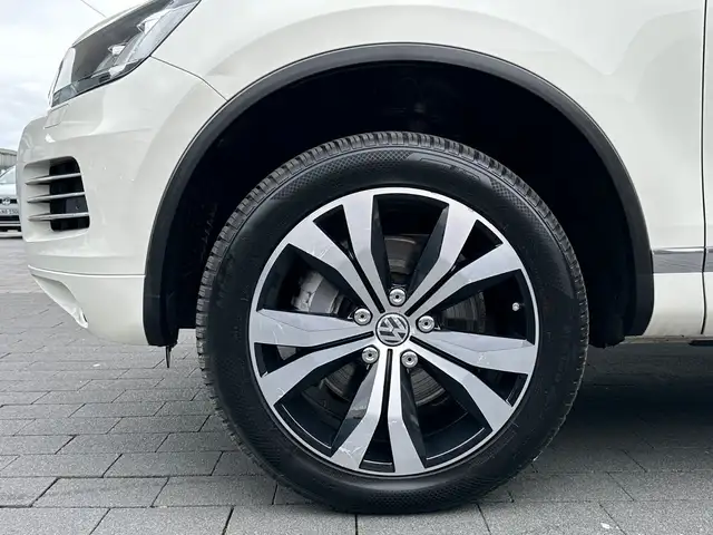 Volkswagen Touareg view 9
