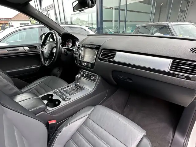 Volkswagen Touareg view 14