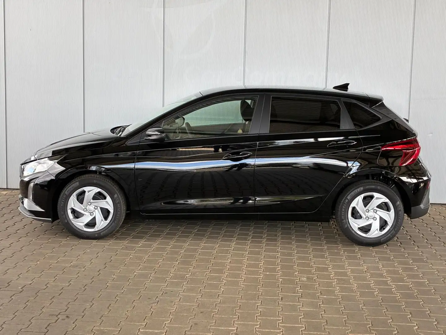 Hyundai i20 GO 1.2 MPI Schwarz - 1