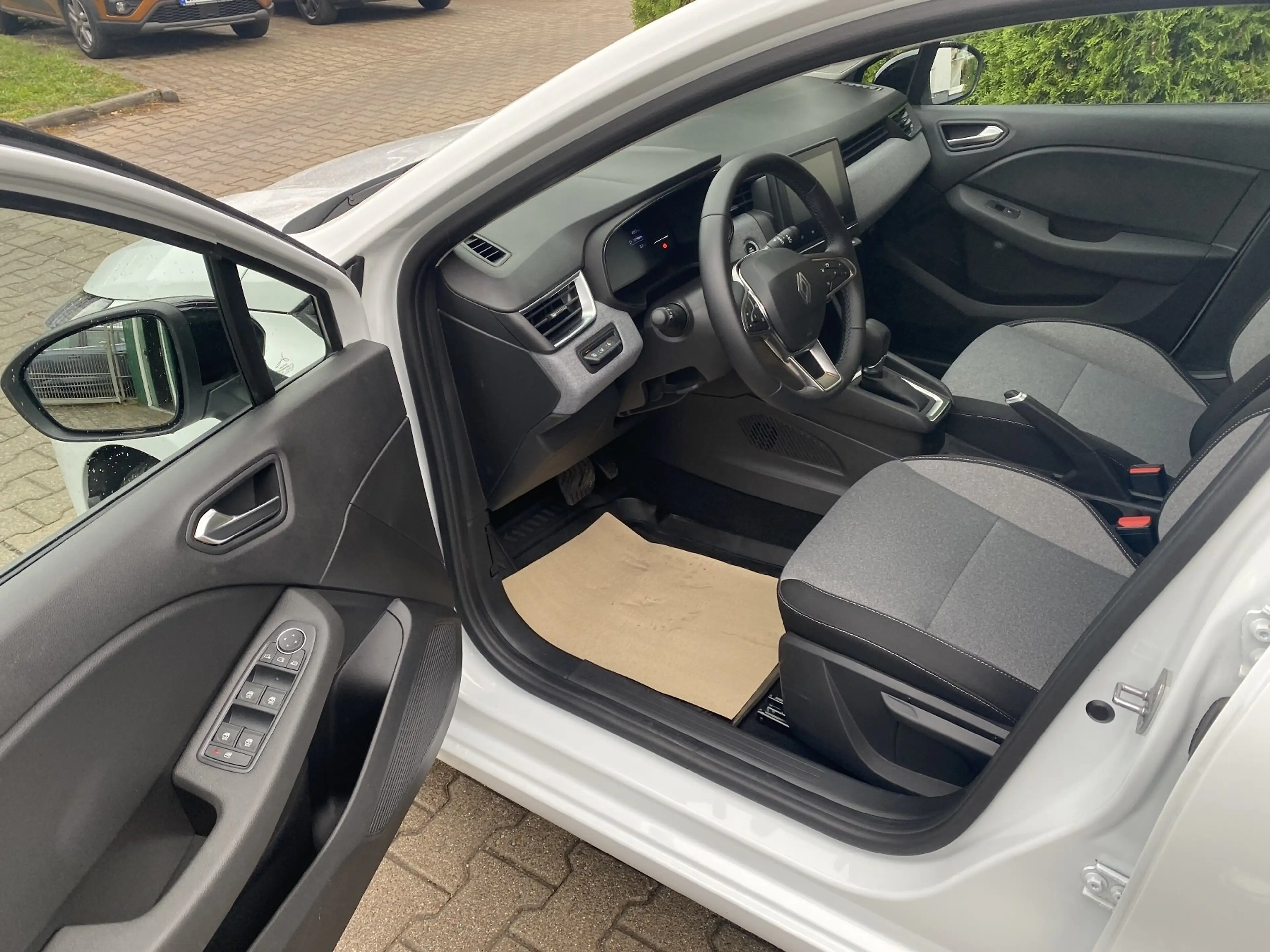 Renault Clio V — photo 10