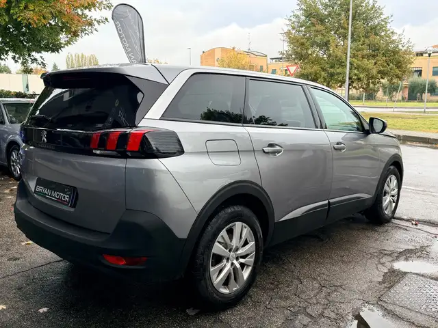 Peugeot 5008 view 5