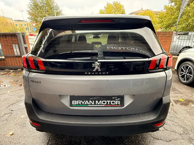 Peugeot 5008 view 4