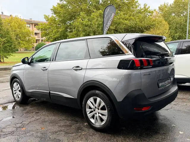 Peugeot 5008 view 3