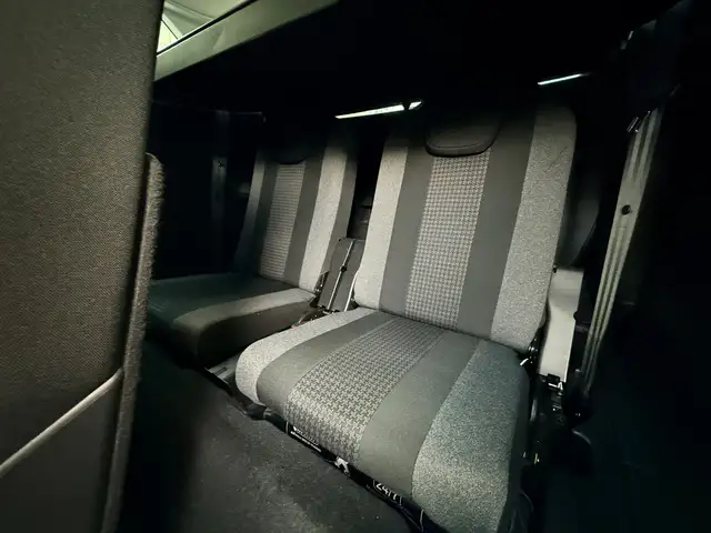 Peugeot 5008 view 9