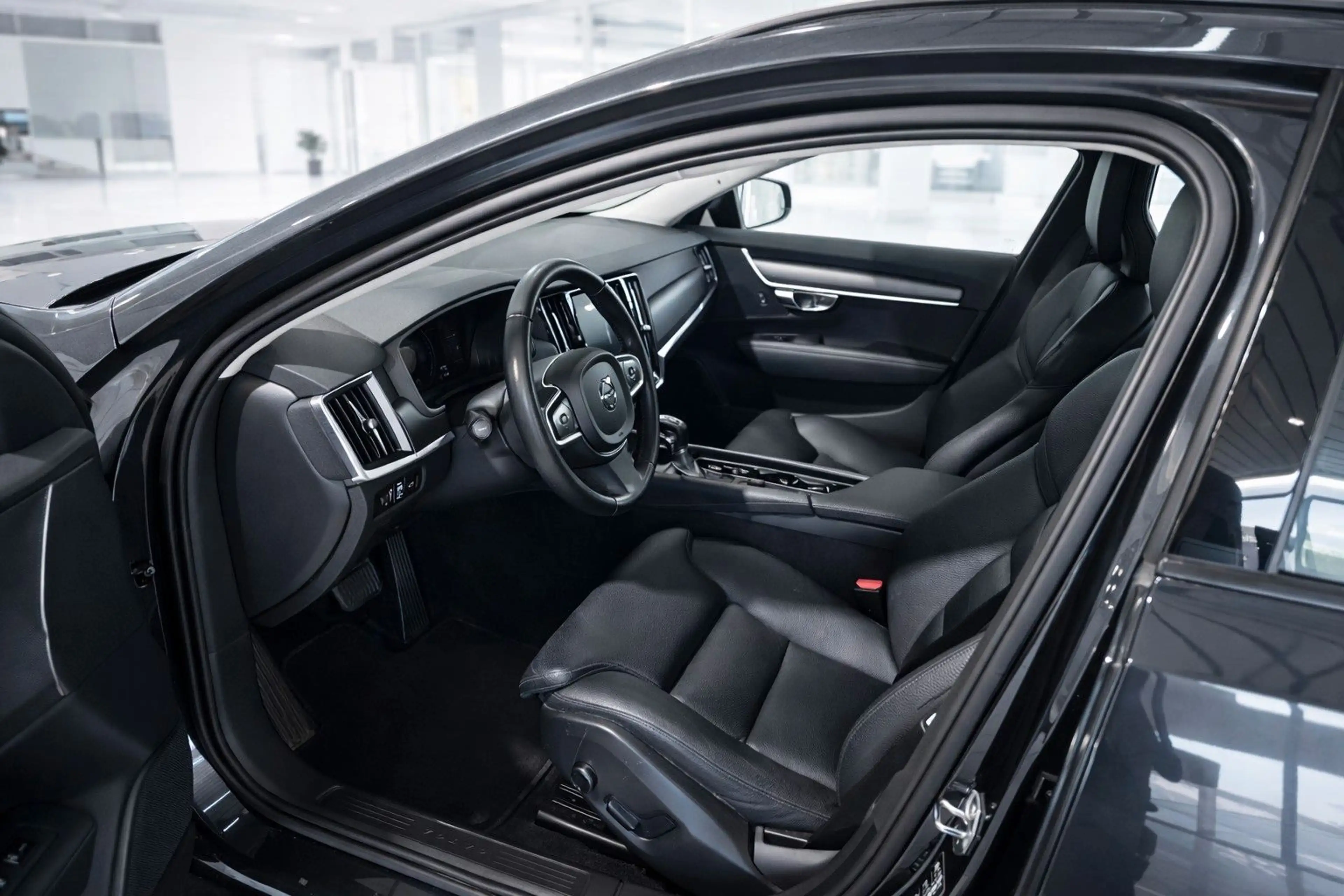 Volvo V90 Kombi R-Design — photo 6