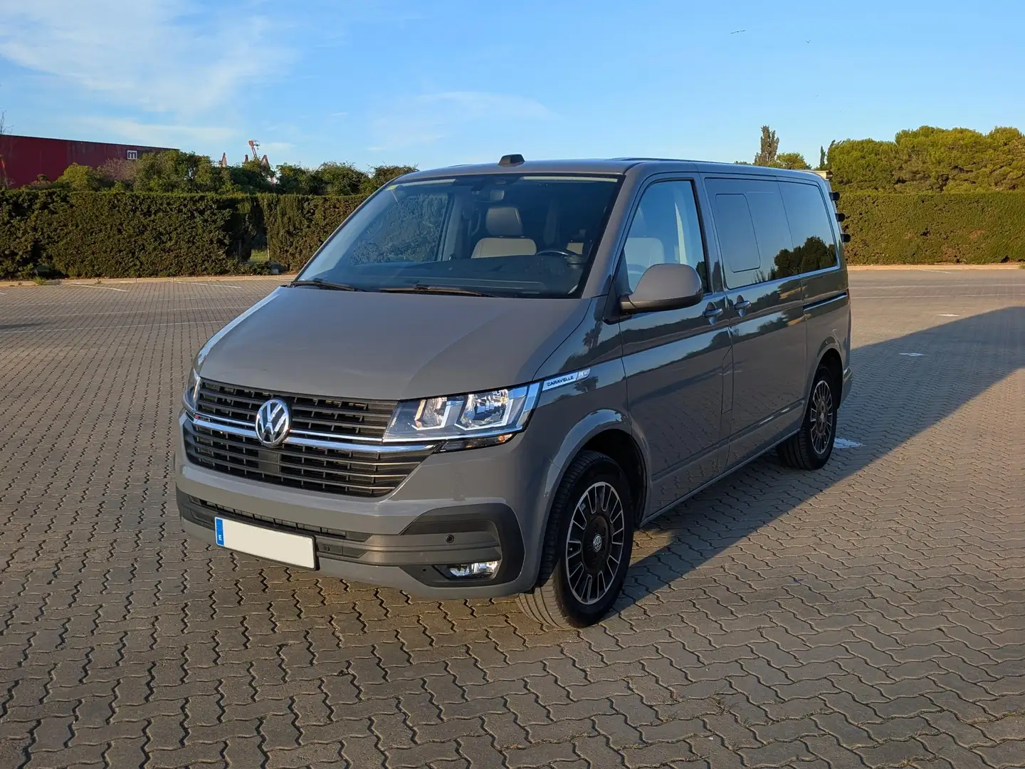 Volkswagen T6.1 Caravelle DSG Kurz 4MOTION Comfortline Gris - 2