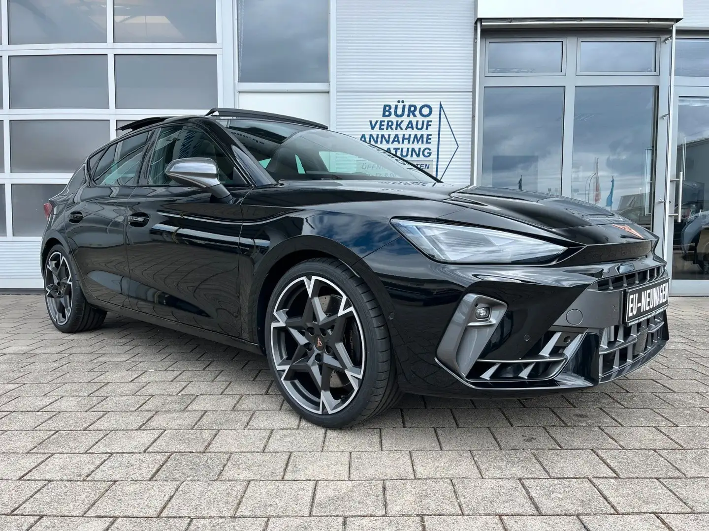 CUPRA Leon VZ 2.0 TSI DSG NAV PANO KAM LED 19" 5JGAR Zwart - 2