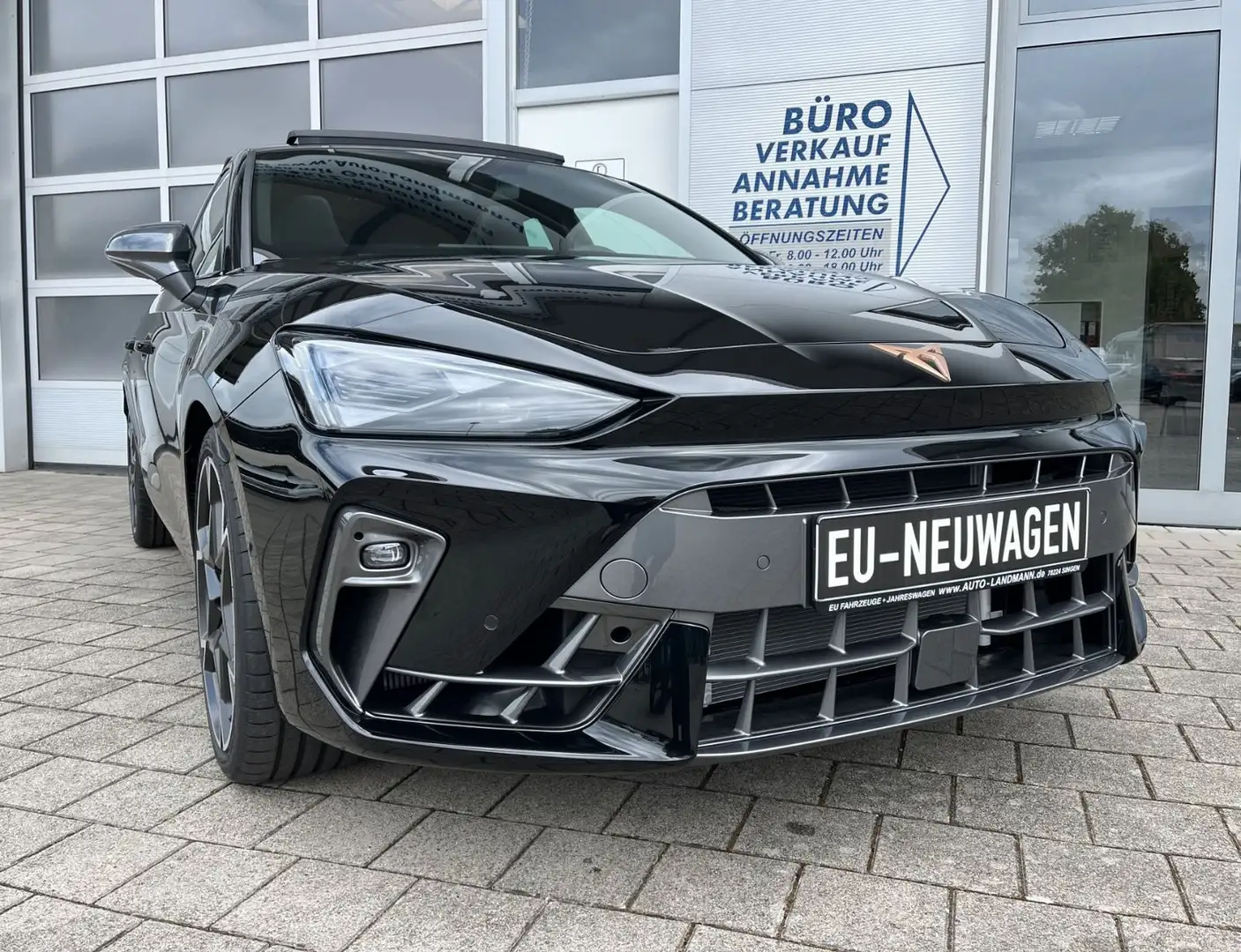 CUPRA Leon VZ 2.0 TSI DSG NAV PANO KAM LED 19" 5JGAR Zwart - 1