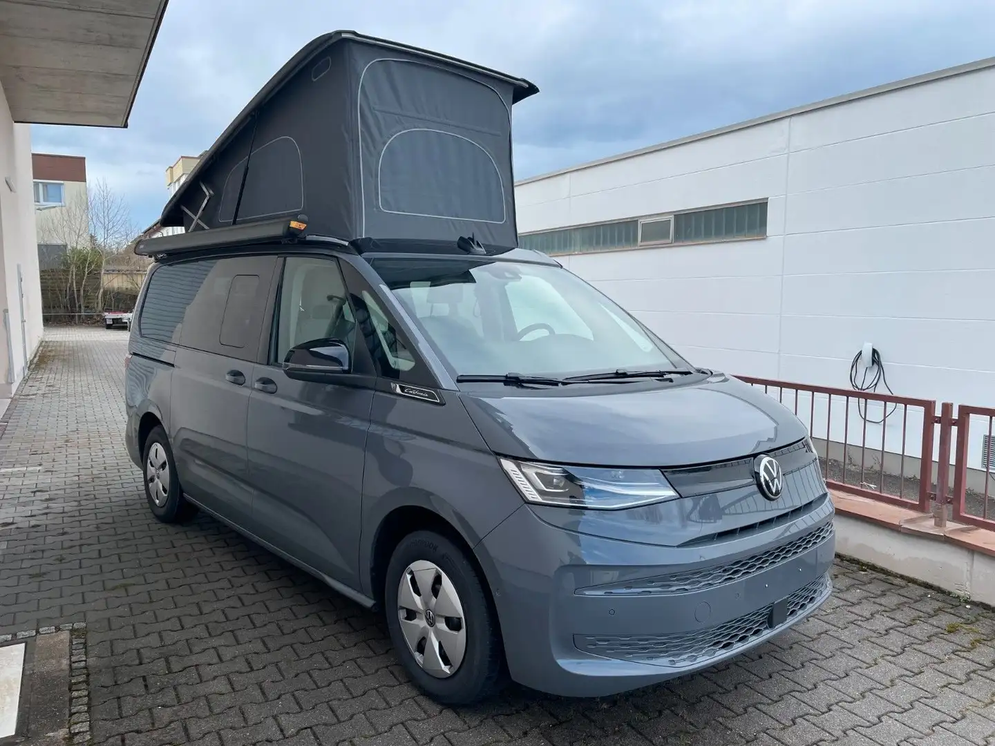 Volkswagen T7 California Beach Multivan Aufstelldach PKW 6 Grijs - 2