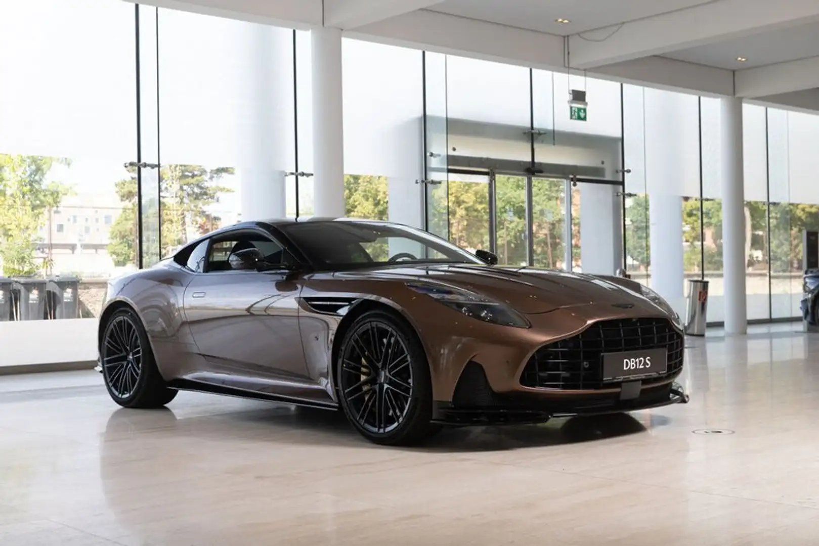 Aston Martin DB12 S Coupe | Magneto Bronze | Black Pack Braun - 2
