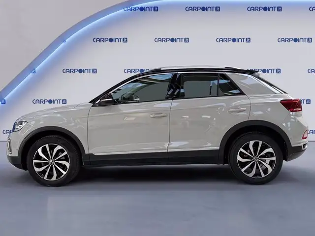 Volkswagen T-Roc view 3