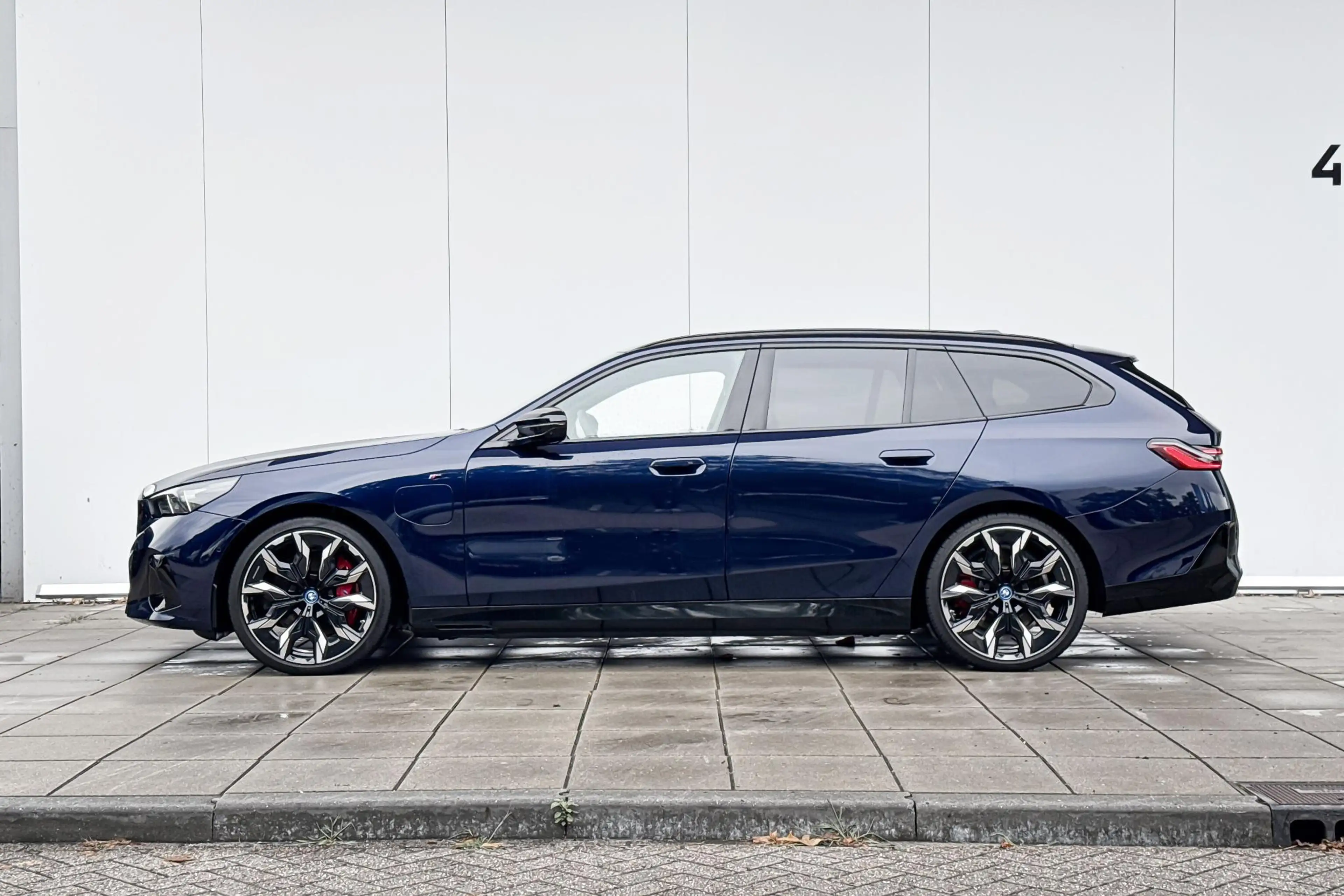 BMW 550 5 Serie Touring 550e xDrive M-Sport Pro / Bowers & — photo 2