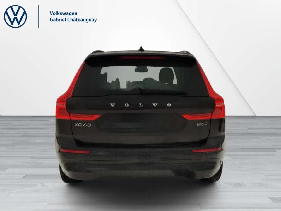 2022 Volvo XC60 B6 Momentum AWD alt 4