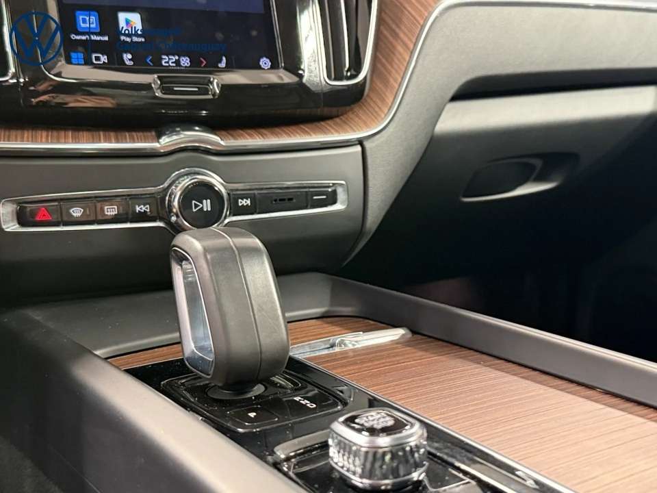 2022 Volvo XC60 B6 Momentum AWD thumb 11