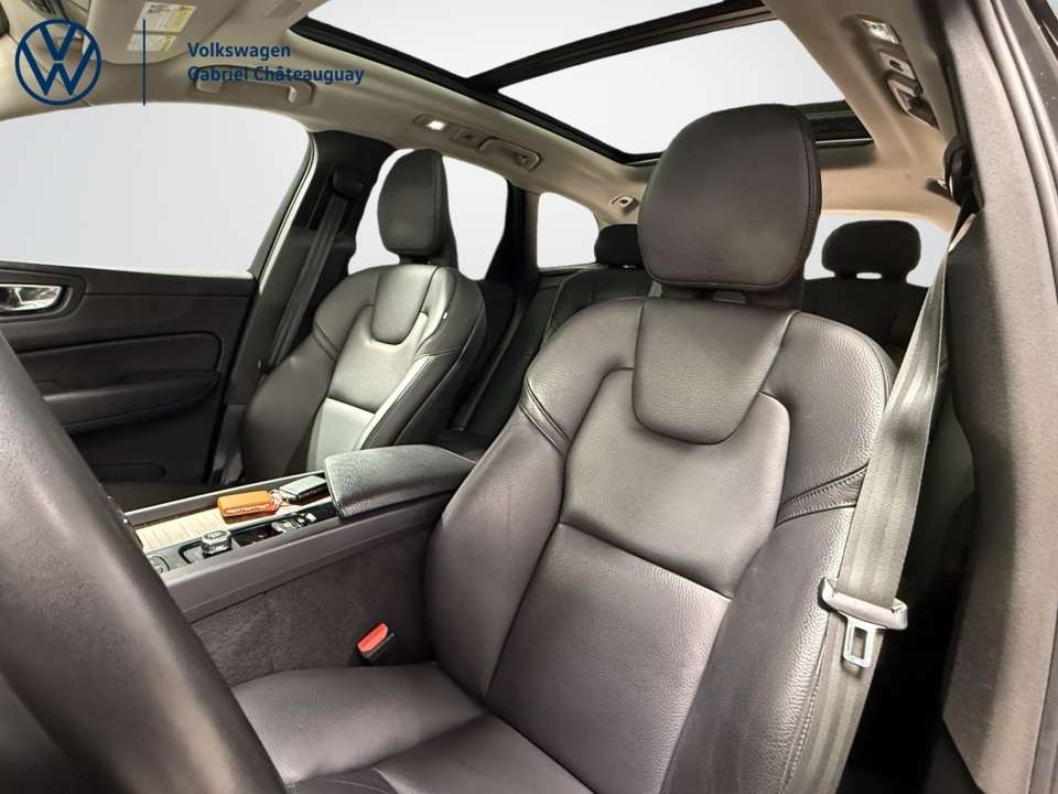 2022 Volvo XC60 B6 Momentum AWD thumb 12