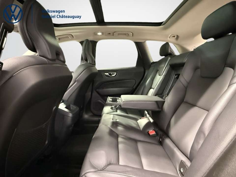 2022 Volvo XC60 B6 Momentum AWD thumb 13
