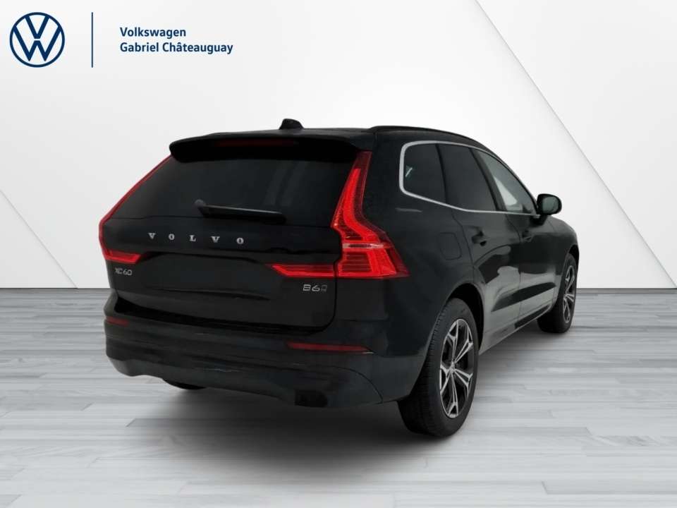 2022 Volvo XC60 B6 Momentum AWD alt 5