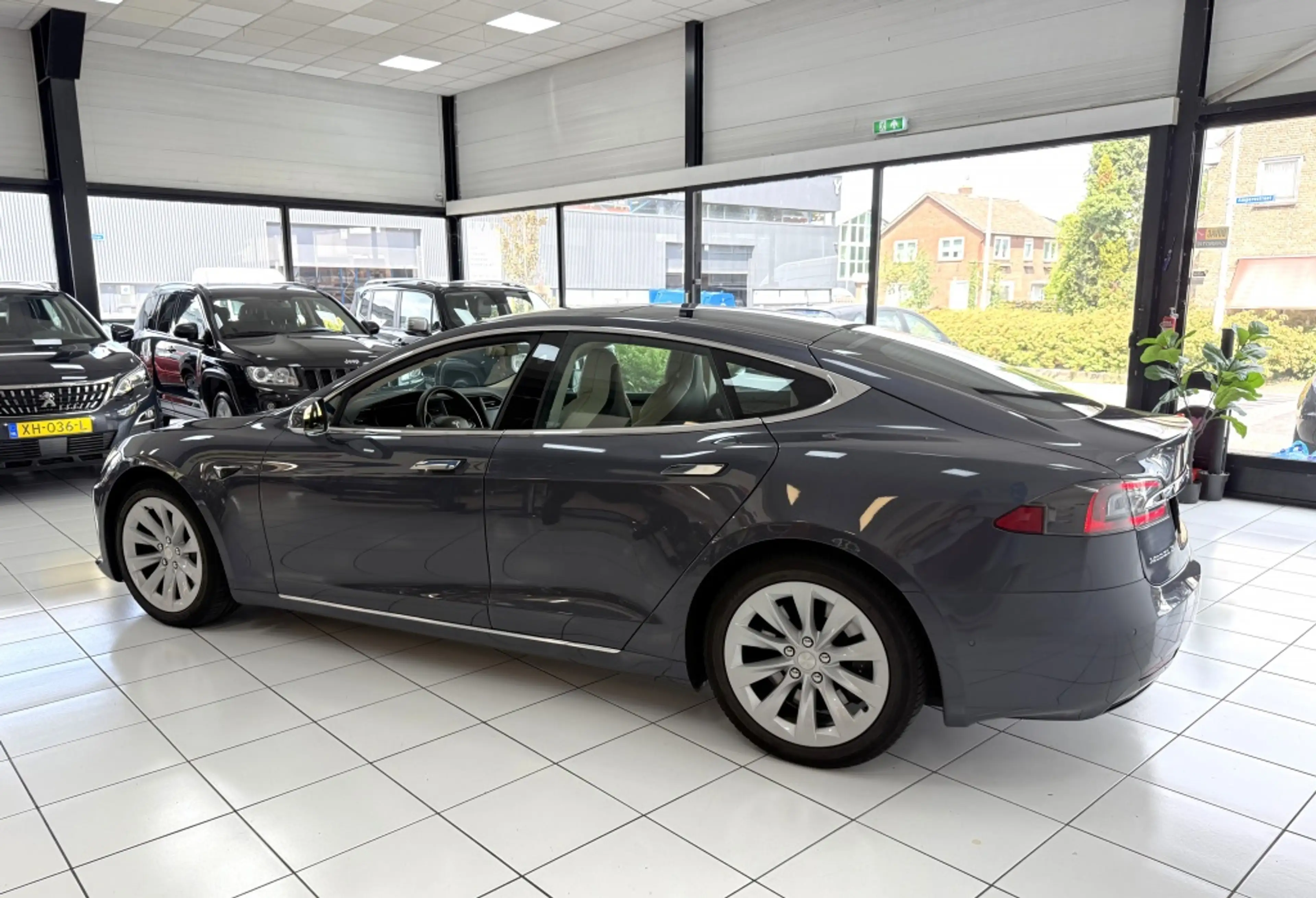 Tesla Model S 100D Panoramadak — photo 11