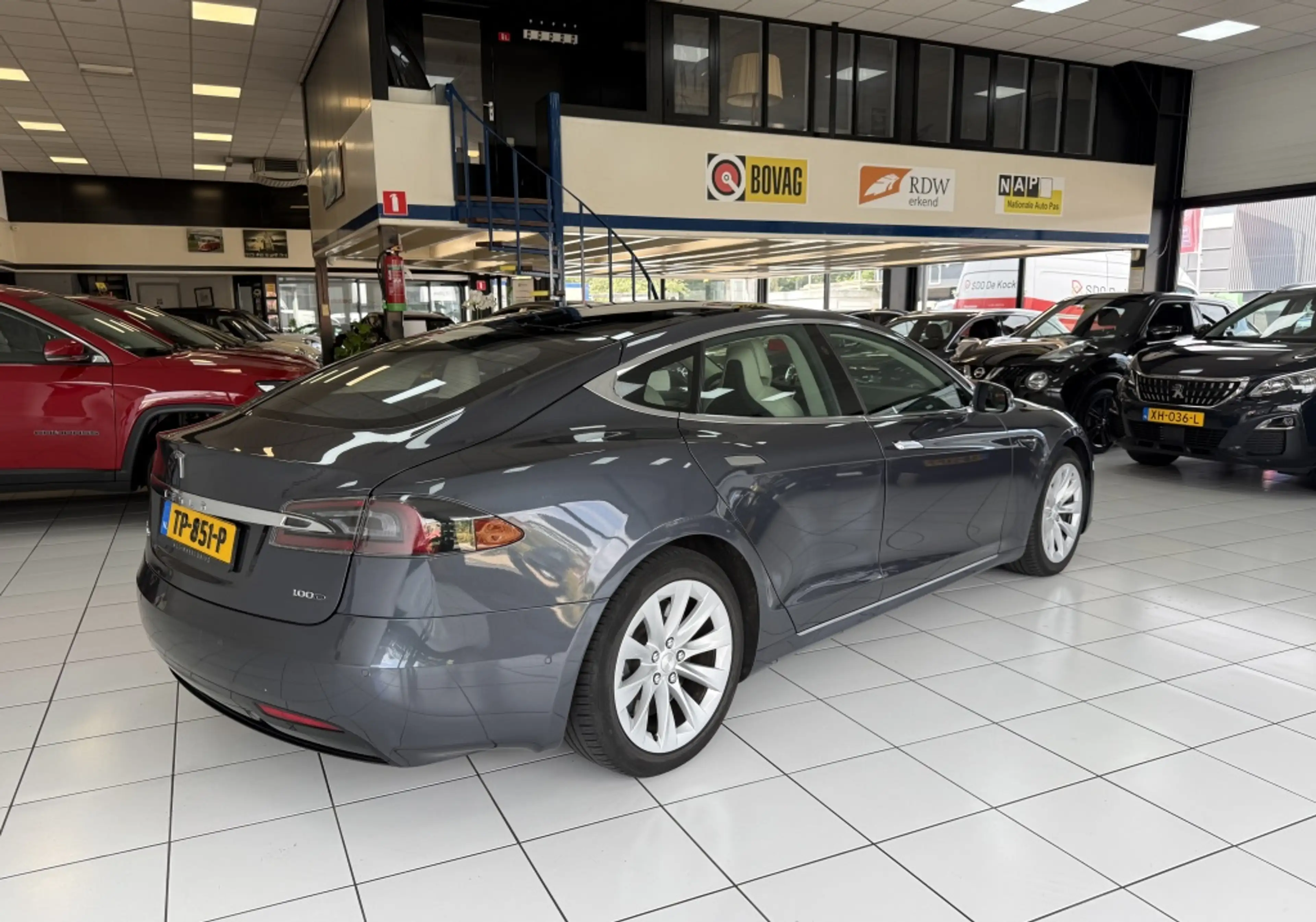 Tesla Model S 100D Panoramadak — photo 15