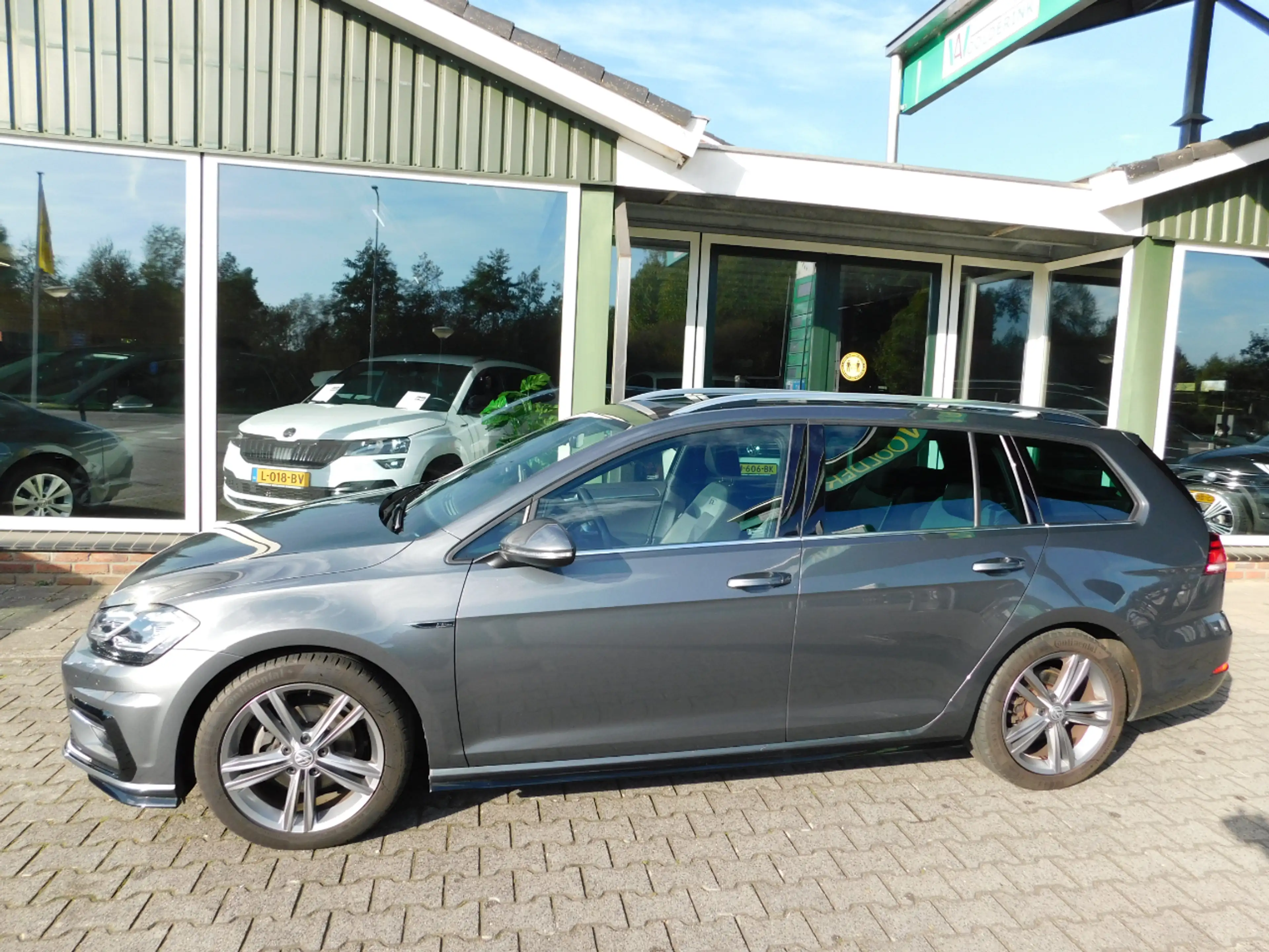 Volkswagen Golf Variant 1.5TSI 150PK R-LINE!! All-in Prijs! Trekhaak! NL!