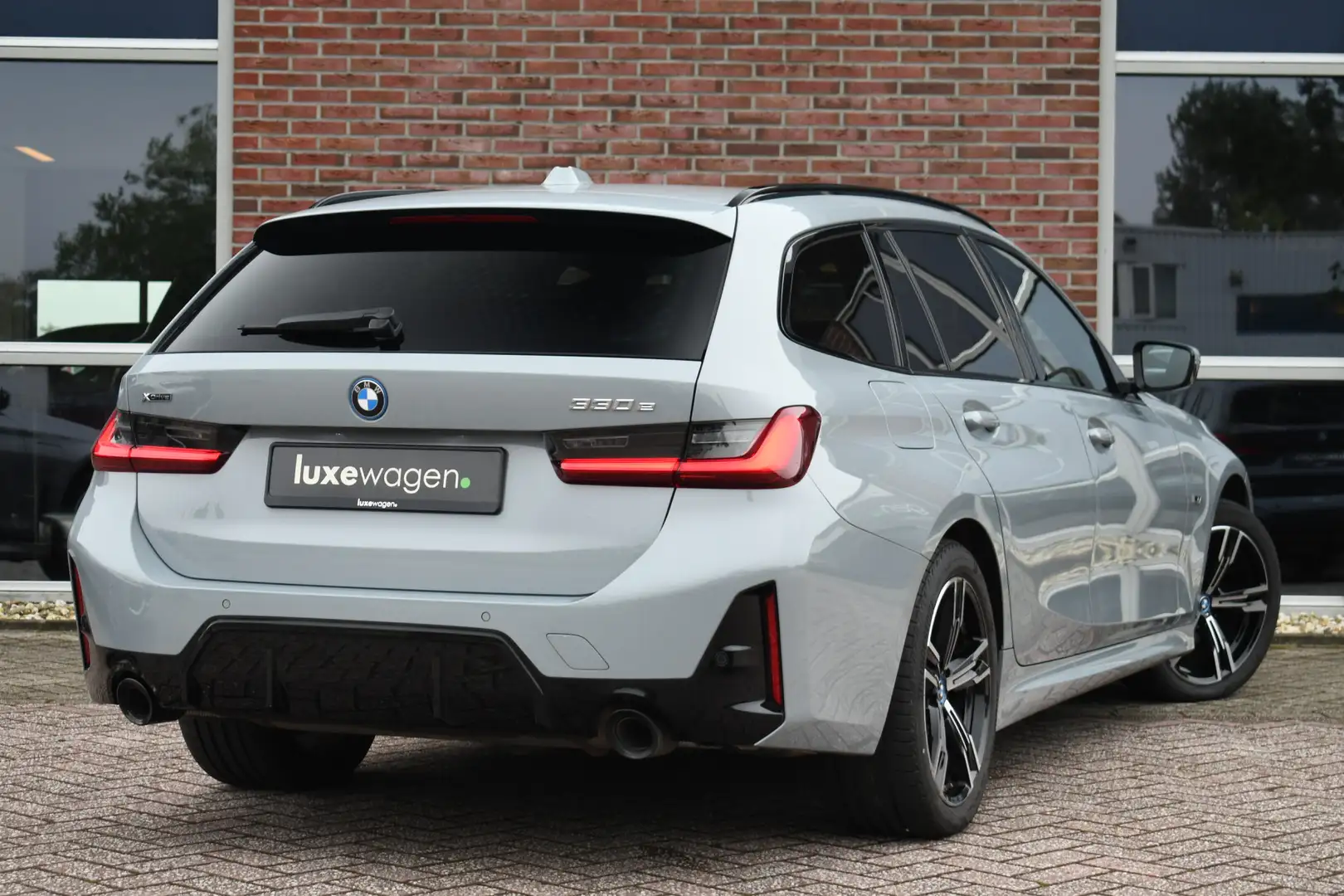 BMW 330 3-serie Touring 330e xDrive M-Sport Pano ACC Trekh Grijs - 2