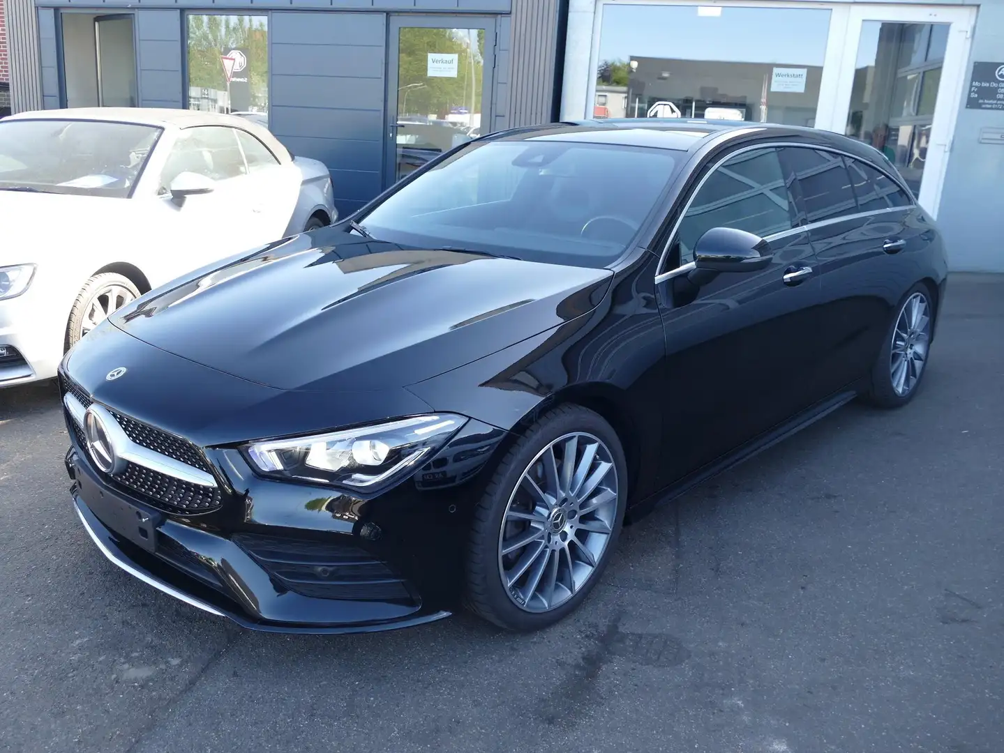 Mercedes-Benz CLA 250 Shooting Brake 7G-DCT LED Navi Einparkhilfe Panora Schwarz - 1